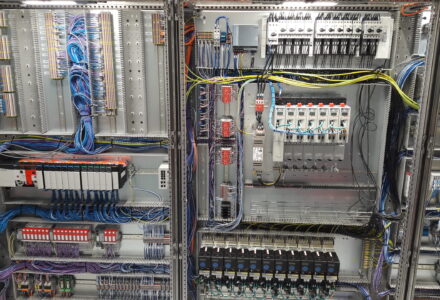 Opbouw van een klantspefieke besturingskast met PLC besturing, frequentieregelaar, servo-drives, relais, netwerk, veiligheid circuit