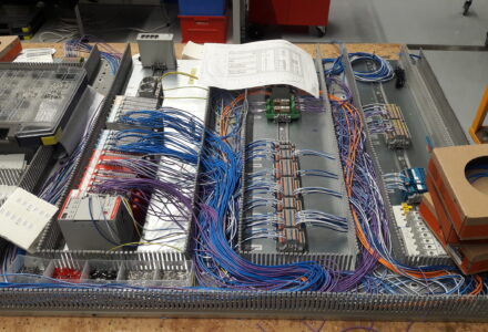 Opbouw, ontwerp, montage bedrading van een klant specifieke besturingskast met PLC besturing, frequentieregelaar, servo-drives, relais, netwerk, veiligheid circuit